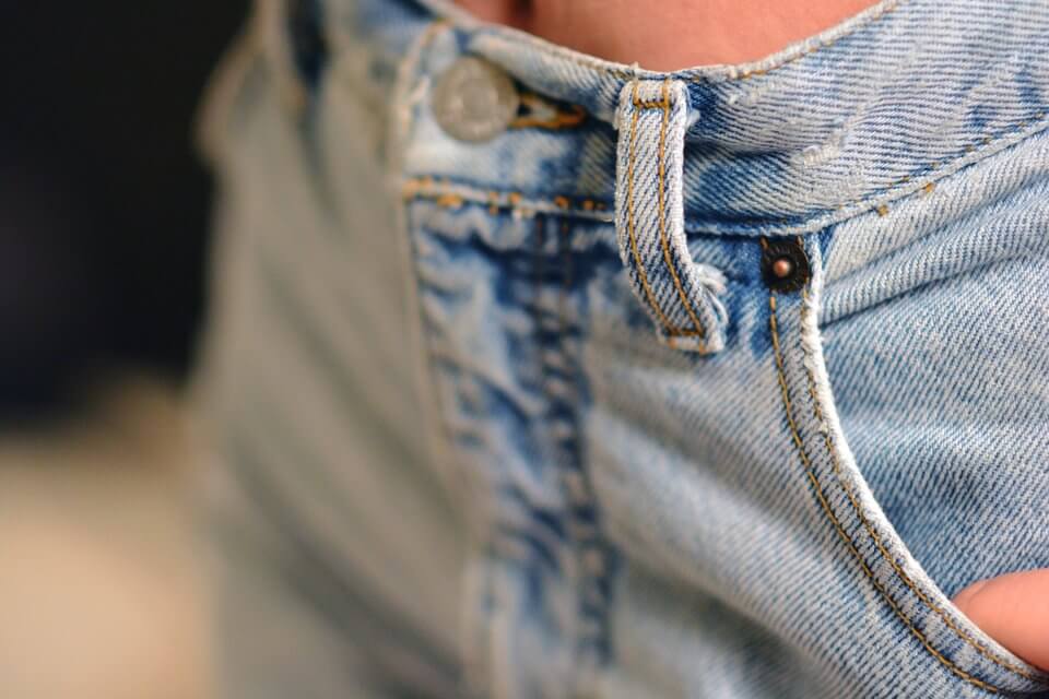 過於緊身的褲子導致私密處悶熱，可能造成陰道酸鹼值的改變而不適