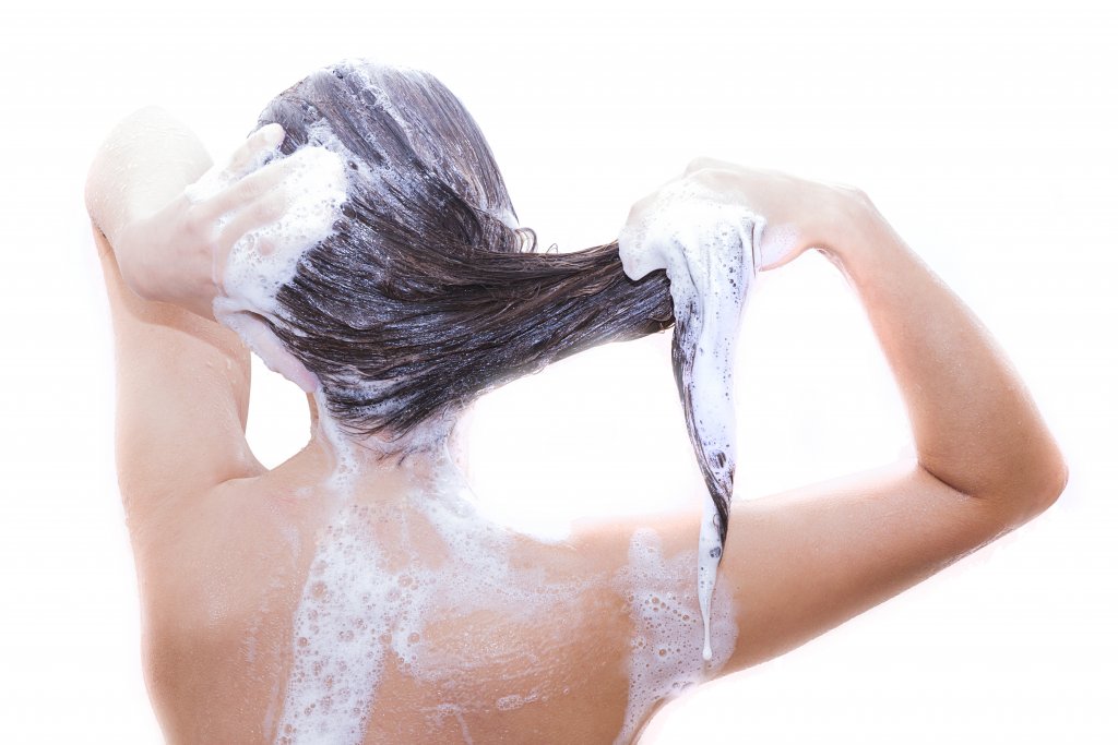 運動完務必要洗頭，避免汗水與頭皮分泌過剩的油脂混合堵塞毛孔，造成頭皮長痘痘
