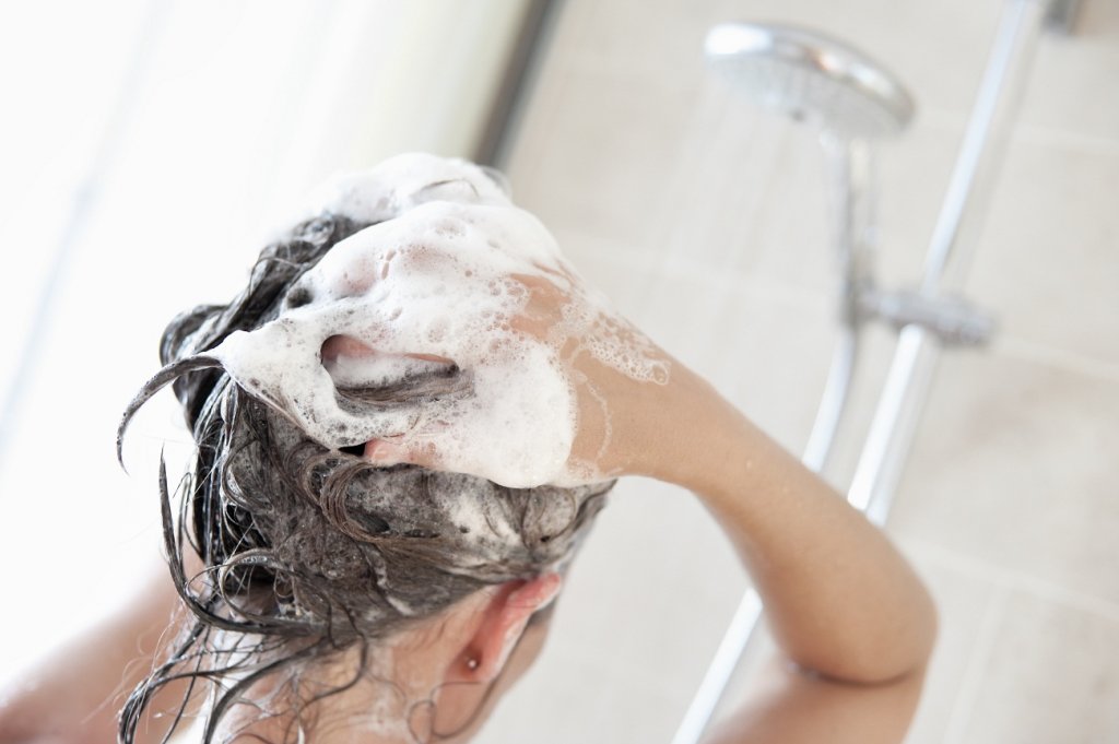 太常洗頭、過度清潔頭皮，也可能造成頭皮癢發炎