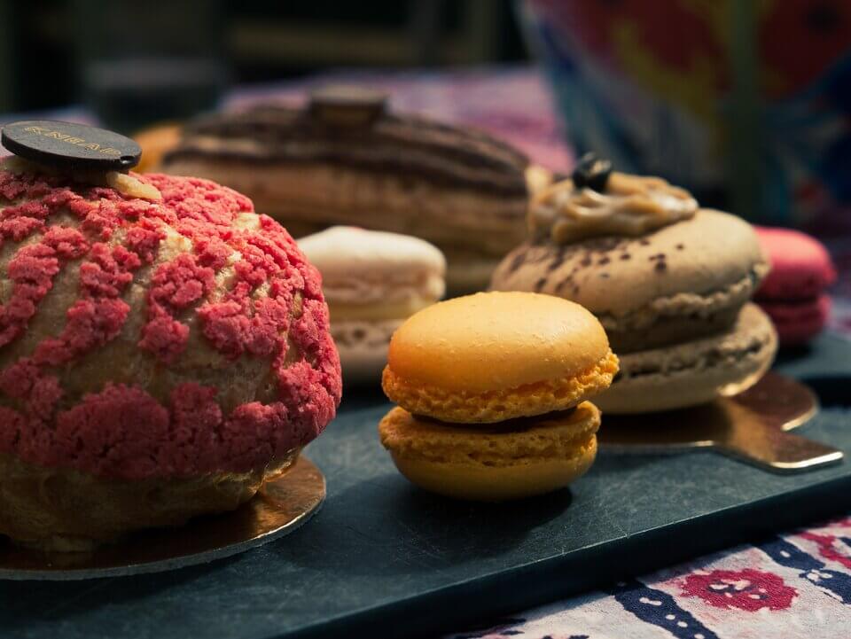 高 GI 食物如糕餅甜點,容易引起油脂過度分泌,造成頭皮長痘痘 高 GI 食物如糕餅甜點,容易引起油脂過度分泌,造成頭皮長痘痘